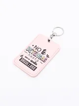 Llavero porta tarjeta rosado con frase motivacional estampada en letras de colores.