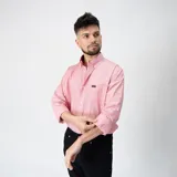 Camisa de hombre Wrangler, corte regular fit, color rosa con estampado a cuadros.