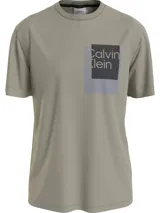 Remera color verde oliva de corte recto, con cuello redondo y logo de Calvin Klein estampado en el pecho.