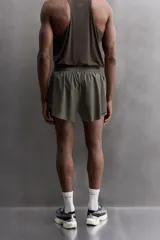 Shorts de running negros confeccionados en tejido técnico ligero y elástico con forro interior.