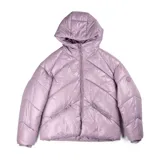 Campera puffer lila, acolchada y liviana, con capucha, cierre frontal, puños elásticos y dos bolsillos con cierre.