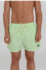 Short de baño celeste con cintura elástica y cordón ajustable.