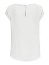 Remera básica blanca de manga corta con cierre en la espalda y detalle trasero ligeramente más largo.