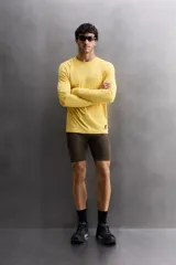 Mallas cortas de entrenamiento negras confeccionadas en tejido técnico y elástico en cuatro direcciones. Cuentan con cintura elástica ajustable con cordón interior, bolsillos laterales de fácil acceso y logo estampado en la espalda.
