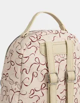 Mochila pequeña de cuerina color rosa, con bolsillo frontal acolchado, correas regulables y manija superior.
