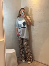 Remerón gris con estampado gráfico de dos perros en blanco y negro, de corte amplio y cómodo.