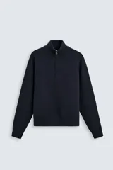 Jersey azul marino de punto, corte regular, cuello alto con cremallera, manga larga y terminaciones en rib.