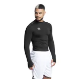 Remera deportiva negra de manga larga con orificio para el pulgar y logo de Umbro estampado en el pecho.