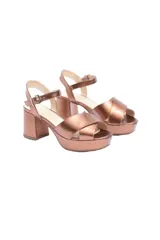 Sandalias de cuero color bronce con plataforma y taco cuadrado.