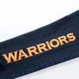 Canguro negro con textura de piel de serpiente, logo de los Chicago Bulls bordado en el pecho y letras "Bulls" estampadas en la manga.