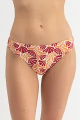 Bombacha de bikini con estampado de flores rojas y naranjas sobre fondo blanco.