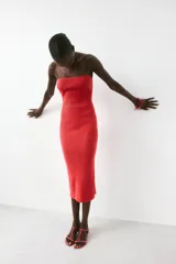 Vestido midi de punto acanalado grueso, corte ajustado y sin mangas.