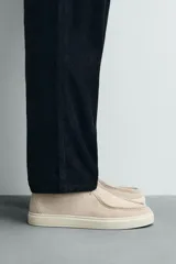 Zapato casual de cordones color beige, con parte superior de piel serraje, detalle de bordón en el empeine y suela a contraste.