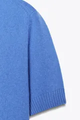 Top celeste de lana con cuello redondo y mangas cortas.