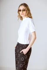 Remera blanca de algodón orgánico, manga corta y cuello redondo.