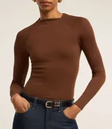 Blusa negra de mangas largas, confeccionada en viscosa sostenible, con cuello redondo y sisas raglán.