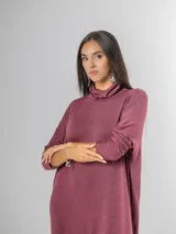 Vestido tipo polera de tejido liviano y elastizado, color vino tinto jaspeado, con cuello tortuga y mangas largas. Presenta un calce oversized.