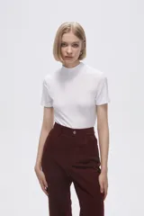 Remera blanca de viscosa con cuello alto y manga corta.