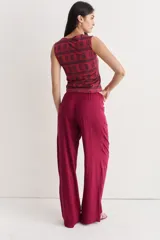 Pantalón negro de fibrana con cintura elástica.