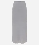 Pollera midi gris de rib acanalada con hilo metalizado, cintura elástica, abertura lateral y bajo ondulado.
