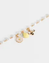 Collar corto con cadena dorada de eslabones y perlas sintéticas, con dijes colgantes de abeja, flor y limón.