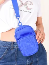 Riñonera azul con correa larga regulable, cierre superior y bolsillo frontal con cierre y diseño acolchado.