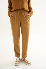 Pantalón de lino color ocre, con cintura elástica ajustable con cordón.