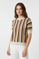 Sweater de acrílico a rayas verticales en tonos beige, verde y bordó, con cuello redondo y mangas cortas.