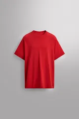 Camiseta deportiva roja de cuello redondo y manga corta, confeccionada en tejido ligero y elástico. Presenta acabados sin costuras y logo estampado.