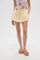 Short color crema de viscosa, de calce alto y corte ancho.