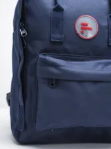 Mochila negra de poliéster con revestimiento de PU, con dos asas de mano y correas ajustables para los hombros. Tiene un compartimento principal con cierre, un bolsillo frontal con cierre y dos bolsillos laterales abiertos.