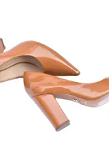 Zapatos de tacón alto color caramelo, de charol brillante.