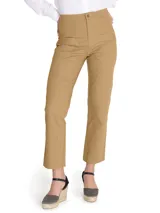 Pantalón de pierna recta color beige, tiro alto, con bolsillos estilo carpintero.