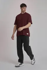 Remera verde oscuro de corte holgado y mangas cortas.