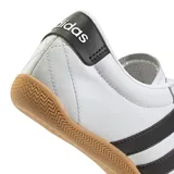 Championes Adidas Grand Court Lo, color blanco con detalles en negro, con las tres tiras clásicas de la marca en los laterales y suela de goma color caramelo.