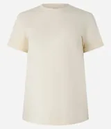 Remera celeste de media malla con cuello redondo y mangas cortas dobladas.