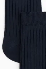 Par de medias de vestir azul marino con textura acanalada.