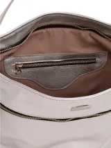 Cartera plateada de cuero graneado, con doble correa, cierre metálico con tirador de cuero, chapita de marca metálica, detalles interiores con logo de marca e inscripción "HECHO EN URUGUAY" y forro textil.