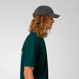 Gorra de gabardina color coral con logo de Caterpillar bordado en blanco en el frente.