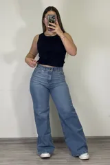 Pantalón de jean celeste de corte wide leg, con tiro alto y bolsillos delanteros y traseros.