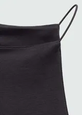 Vestido midi negro de algodón con elastano, corte ajustado, cuello halter y tirantes finos.