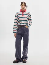 Pantalón de denim color marrón claro, de tiro alto, corte amplio y pinzas en la cintura.