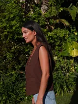 Chaleco color beige claro de lino con botones.