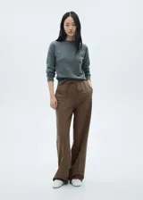 Pantalón de vestir marrón con diseño de cuadros, cintura elástica con cordón de ajuste, corte recto y bolsillos laterales.