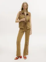 Pantalón de jean gris oscuro con corte oxford y apliques metálicos alrededor de los bolsillos y en la parte externa.