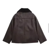 Campera marrón de cuero con cuello de piel sintética y cierre con botones.