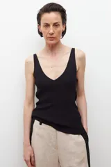 Top sin mangas de tejido acanalado, color blanco, con escote en V.