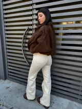 Pantalón de jean color crema, de corte oxford y tiro alto.