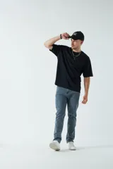 Pantalón de jean azul de corte slim, tiro medio y con presillas para cinturón.