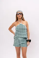 Short tejido a rayas horizontales en dos tonos de verde, con cintura elastizada y cordón ajustable.